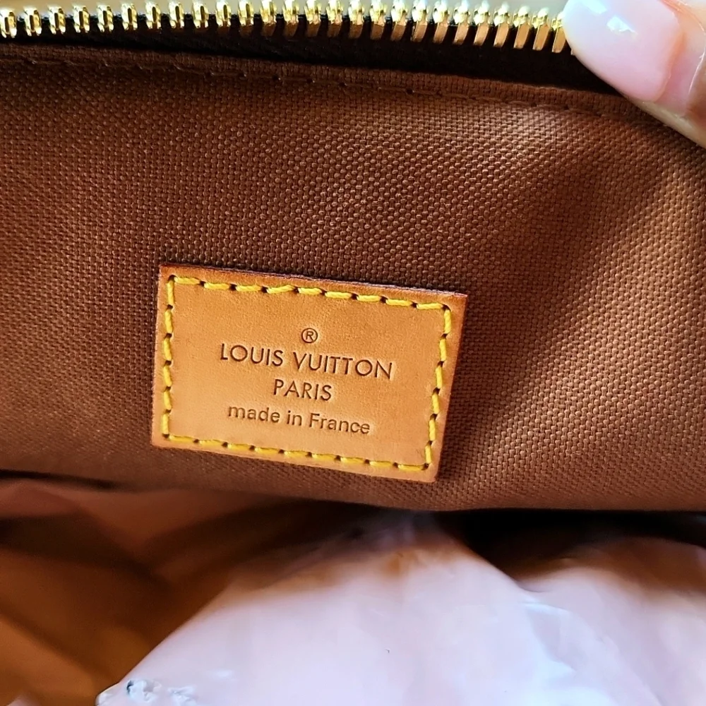 Louis Vuitton Tivoli‎ GM Shoulder Bag with Monogram Canvas.. 16×11×8